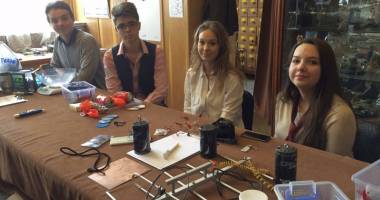 Stire din Cultură-Educație : Inventatorii de la "Mircea" transformă o doză de băutură într-un ingenios satelit