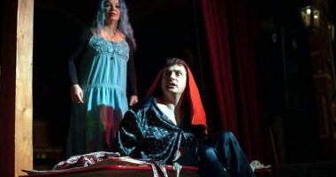 Stire din Cultură-Educație : Invitație la o comedie romantică