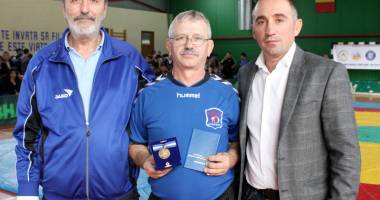 Stire din Sport : Antrenorul emerit Ioan Giuglea, 40 de ani pe salteaua de lupte. "Am stat mai mult timp lângă copiii din sală, decât lângă proprii copii!"