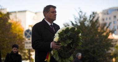 Stire din Eveniment : Klaus Iohannis, la Colectiv. Președintele a depus o coroană de flori la locul tragediei de acum trei ani