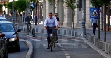 Stire din Eveniment : IMAGINEA ZILEI / Iohannis, din nou pe bicicletă. A mers la serviciu pe două roți