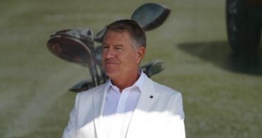 Stire din Politică-Administrație : Klaus Iohannis a jucat din nou golf, duminică. Președintele s-a relaxat, în plină criză politică