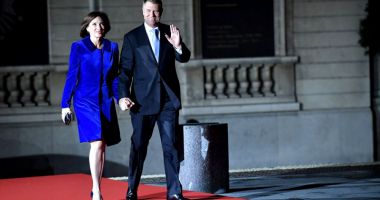 Stire din Politică-Administrație : Președintele Klaus Iohannis,  îndemn pentru românii  din Franța: "Să fiți mai uniți"