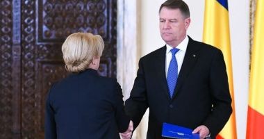 Stire din Politică-Administrație : Klaus Iohannis prezidează la Palatul Victoria ședința de guvern