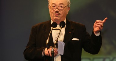 Stire din Cultură-Educație : Actorul Ion Lucian respiră cu ajutorul aparatelor
