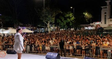 Stire din Cultură-Educație : Centrul distracţiei s-a mutat în Mamaia. Ionela Guzic și Connect-R au făcut senzație pe scena de la Cazino