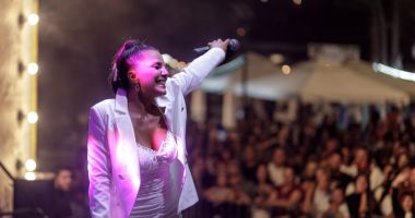 Centrul distracţiei s-a mutat în Mamaia. Ionela Guzic și Connect-R au făcut senzație pe scena de la Cazino - 2