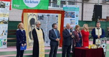 Stire din Social : Un primar din România a participat, într-o singură zi, la 17 festivități de deschidere a anului școlar