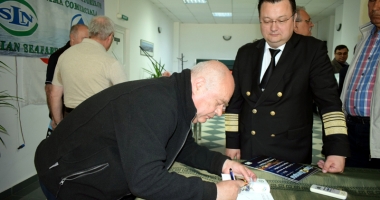 "Cu prețul vieții marinarilor români", o carte scrisă cu suflet și cu patimă - 4