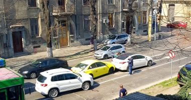 Stire din Eveniment : GALERIE FOTO - VIDEO / ACCIDENT cu SCANDAL pe bulevardul Ferdinand. UN BEBELUȘ DE 7 LUNI A FOST RĂNIT