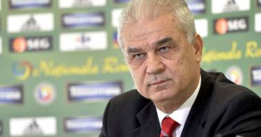 Stire din Sport : Iordănescu și-a reînnoit contractul cu FRF