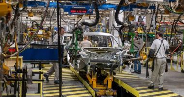 Stire din Economie : Angajații români din domeniul auto, ameninţaţi de concedieri