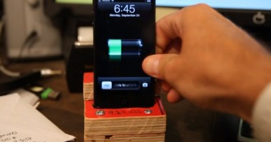 Stire din Fun : Cum să-ți construiești singur un dock pentru iPhone 5, cu doar 1 dolar