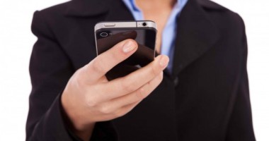Stire din Diverse : S-a electrocutat în timp ce își încărca telefonul. APPLE efectuează o anchetă în acest caz