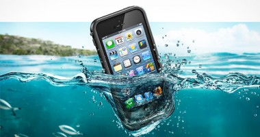 Stire din Tehnologie : Ți-ai SCĂPAT TELEFONUL ÎN APĂ? Cea mai bună metodă prin care îl poți repara