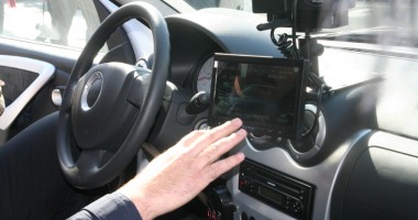 Stire din Eveniment : CURSĂ INFERNALĂ. O șoferiță a lovit un polițist și a condus pe contrasens cu farurile stinse