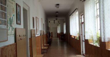 Stire din Eveniment : Doi elevi de 13 ani s-au filmat în ipostaze intime în toaleta unei școli. Cazul e anchetat de DIICOT