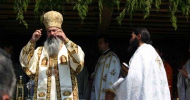 Stire din Cultură-Educație : IPS va oficia Taina Sfântului Botez