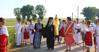 ÎPS Teodosie, prezent la hramul Mănăstirii Stejaru, alături  de primarul Dorinela Irimia - 2