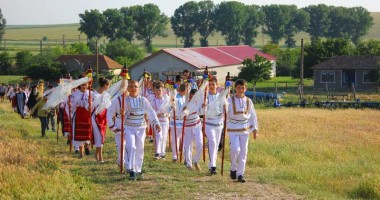 ÎPS Teodosie, prezent la hramul Mănăstirii Stejaru, alături  de primarul Dorinela Irimia - 3