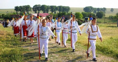 ÎPS Teodosie, prezent la hramul Mănăstirii Stejaru, alături  de primarul Dorinela Irimia - 4