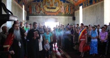 ÎPS Teodosie, prezent la hramul Mănăstirii Stejaru, alături  de primarul Dorinela Irimia - 5