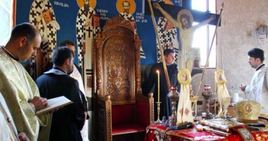 ÎPS Teodosie, prezent la hramul Mănăstirii Stejaru, alături  de primarul Dorinela Irimia - 6