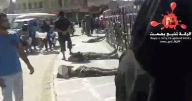 Stire din Actualitate : VIDEO ȘOCANT / INFERNUL STATULUI ISLAMIC: Civilii trec indiferenți pe lângă CADAVRE și CAPETE înfipte în gard