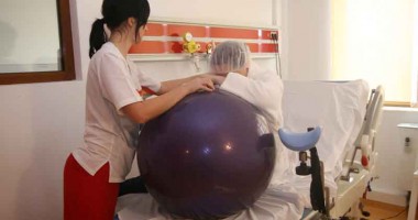 Stire din Sănătate : Vine barza! Naștere naturală sau cezariană?