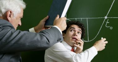 Stire din Cultură-Educație : Profesorii concediați nu se mai pot întoarce în învățământ timp de 7 ani