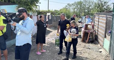 Stire din Eveniment : Pompierii constănțeni alături de oamenii din Amzacea. Le-au adus alimente, haine și rechizite