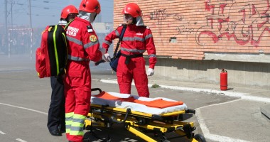 Stire din Eveniment : O persoană, căzută într-o groapă de trei metri