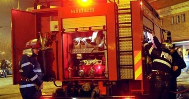 Un constănțean A DAT FOC UNUI DULAP PE HOLUL SCĂRII! Pompierii au intervenit