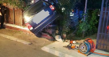 Stire din Eveniment : Galerie foto. Tânăr rănit, după ce a intrat cu maşina într-o casă