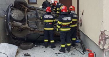 Stire din Eveniment : Un bărbat a murit după ce s-a răsturnat cu maşina în curtea unei case