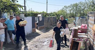 Pompierii constănțeni alături de oamenii din Amzacea. Le-au adus alimente, haine și rechizite - 4