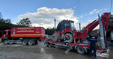 Furtunile au făcut prăpăd. Zeci de case inundate, drumuri blocate și mașini distruse