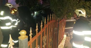Galerie foto. Tânăr rănit, după ce a intrat cu maşina într-o casă - 2