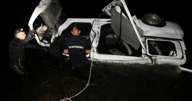 GRAV ACCIDENT RUTIER. Un microbuz cu 18 persoane a căzut în râu. TREI CĂLĂTORI MORȚI, ȘASE RĂNIȚI
