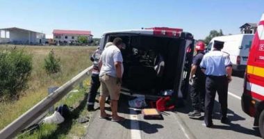 Plan roșu de intervenție! Un microbuz cu 15 persoane s-a răsturnat. Două persoane ar fi murit