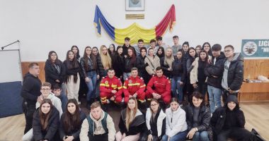 Stire din Eveniment : Echipele ISU Dobrogea îi învață pe liceeni tehnicile de prim ajutor