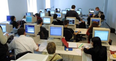 Stire din Diverse : Un angajat al unei bănci a operat un transfer de 222 milioane de euro, după ce a adormit pe tastatură
