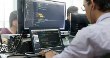 Stire din Eveniment : Bătuți, șantajați, puși să meargă în patru labe și să vândă pământ virtual. Cum s-a terminat coșmarul IT-iștilor