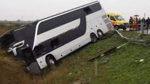 Stire din Actualitate : Autocar plin cu români, răsturnat pe autostradă, în Italia. Răniții, duși la spital cu elicopterul