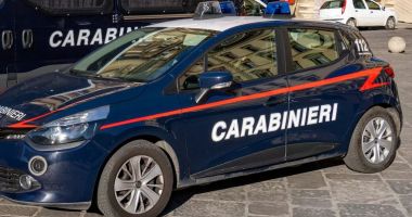 Stire din Actualitate : Propagandă electorală cu tricolor și manele date la maxim în fața Consulatului din Roma
