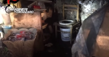 Stire din Eveniment : CAZ ȘOCANT! Româncă ținută captivă într-o piviniță și abuzată sexual timp de 10 ani în Italia. Femeia a născut și doi copii - VIDEO ȘOCANT!