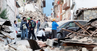 Stire din Actualitate : Coșmarul continuă în Italia. Oamenii scobesc printre ruine cu mâinile goale în căutarea celor dragi