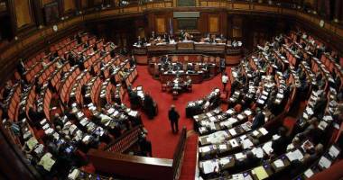 Stire din Actualitate : Parlamentarii condamnați vor fi privați de pensie