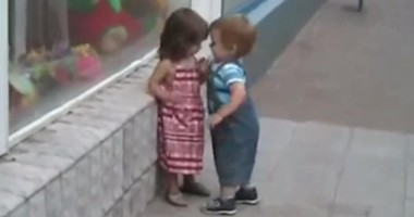 Stire din Monden : Vezi aici cum încearcă un băiețel să impresioneze o fetiță și care este reacția ei / VIDEO