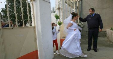 Stire din Social : Iubire dincolo de gratii. Și-a unit destinul cu un deținut român chiar de Dragobete